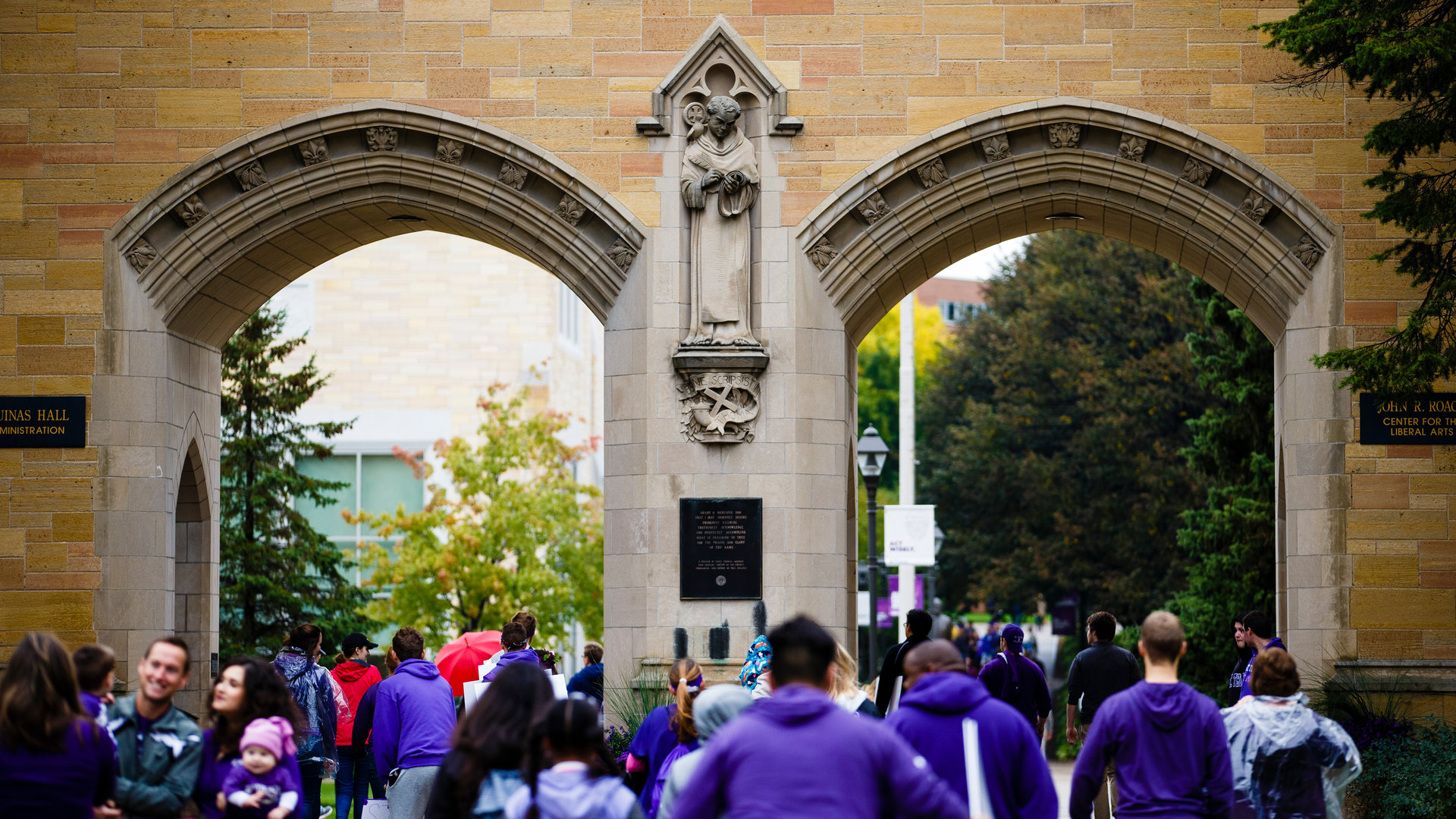 photo of the arches connecting Aquinas Hall and John Roach Center