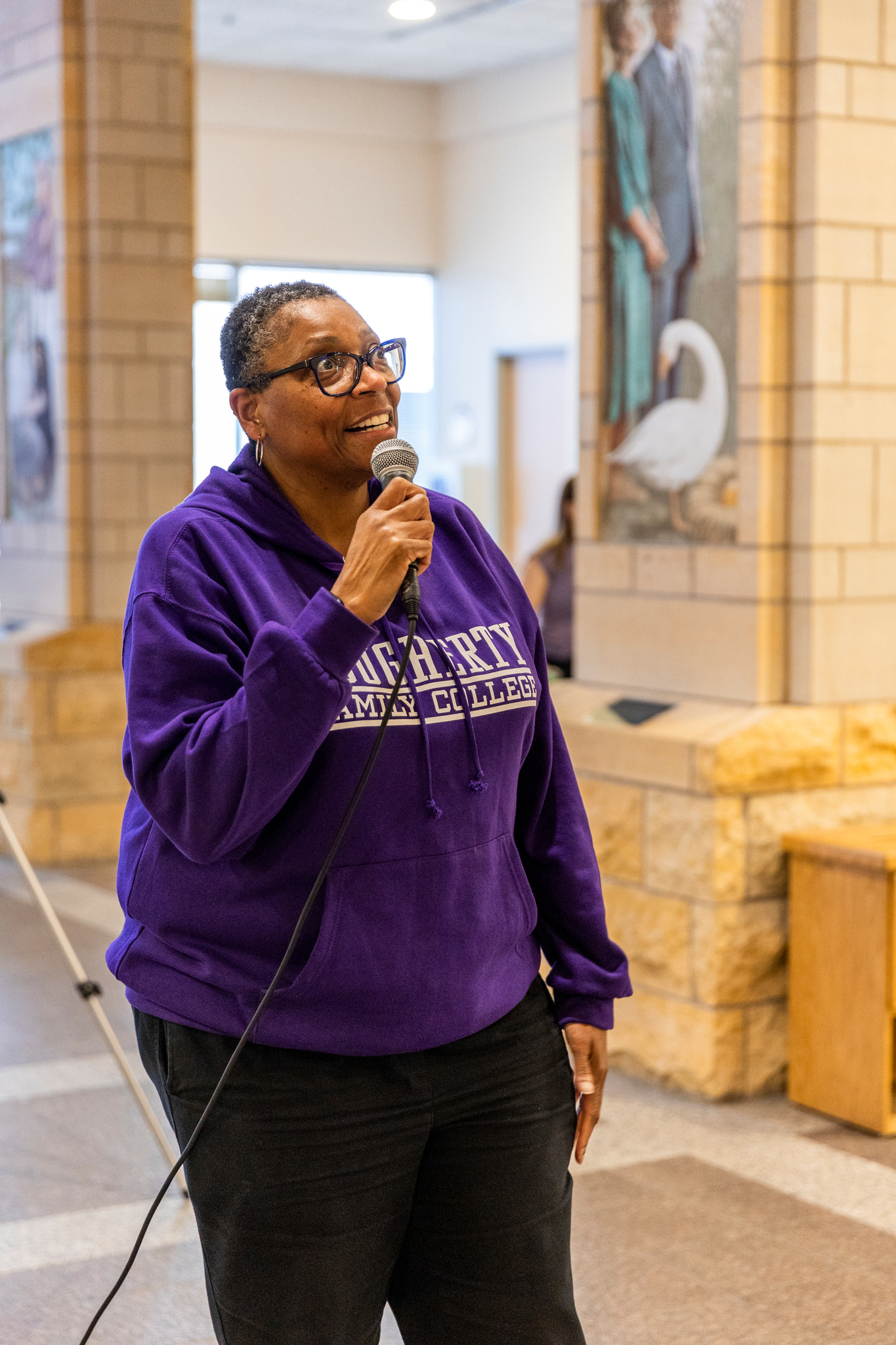 Student hanging a gratitude note on a large Tommie present